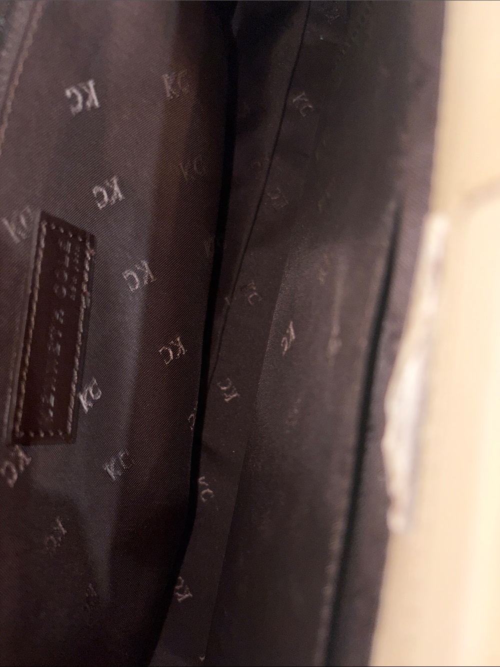 Kenneth Cole Cream Leather Shoulder Bag - Picture 3 of 6